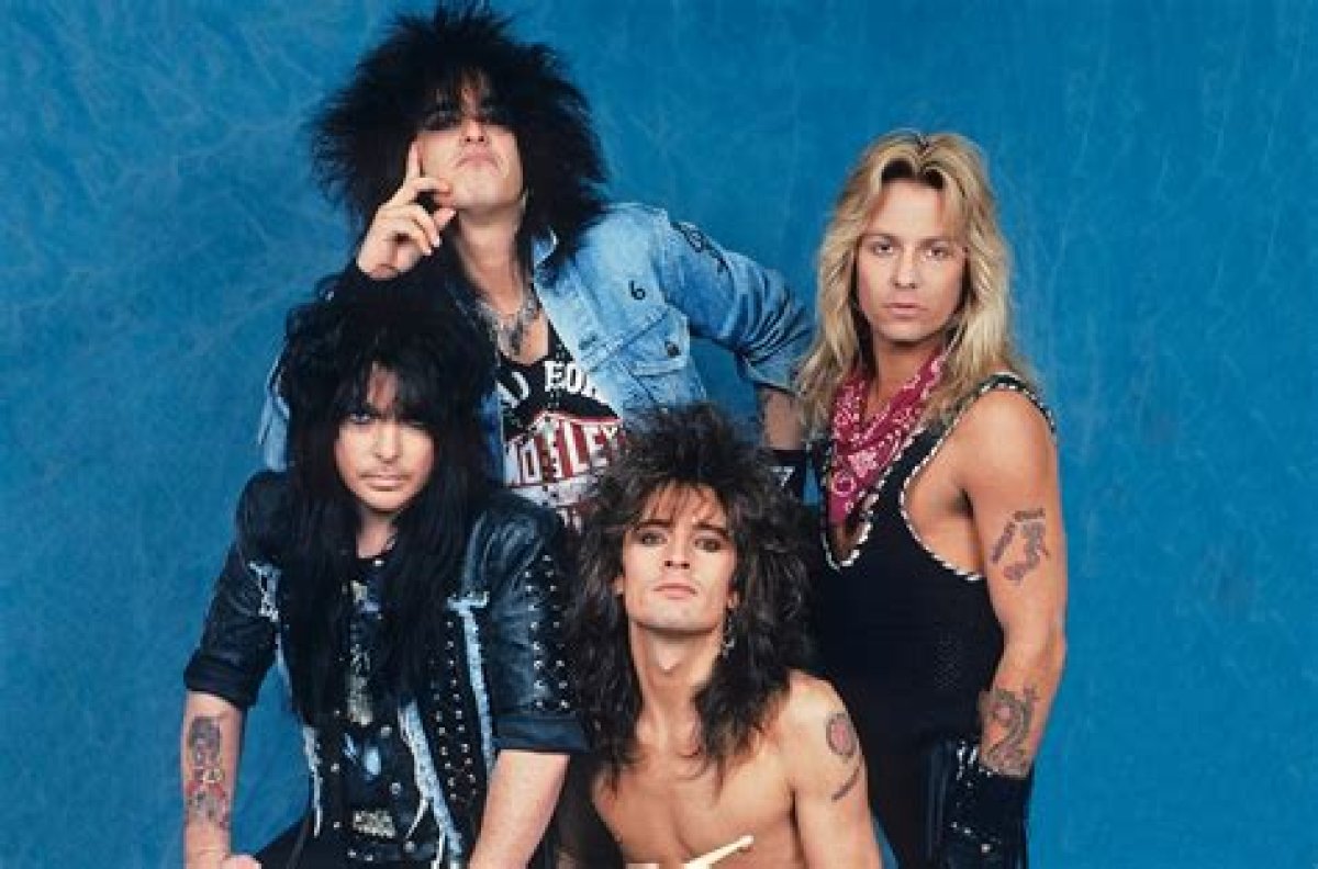 Age, Height, Bio Facts on Motley Crue’s Vince Neil Girlfriend |