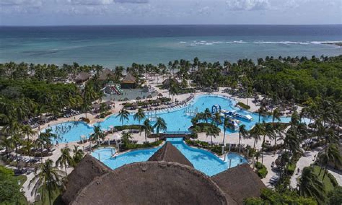 Discover the Grand Palladium Colonial Resort: a Luxurious Getaway in Mexico