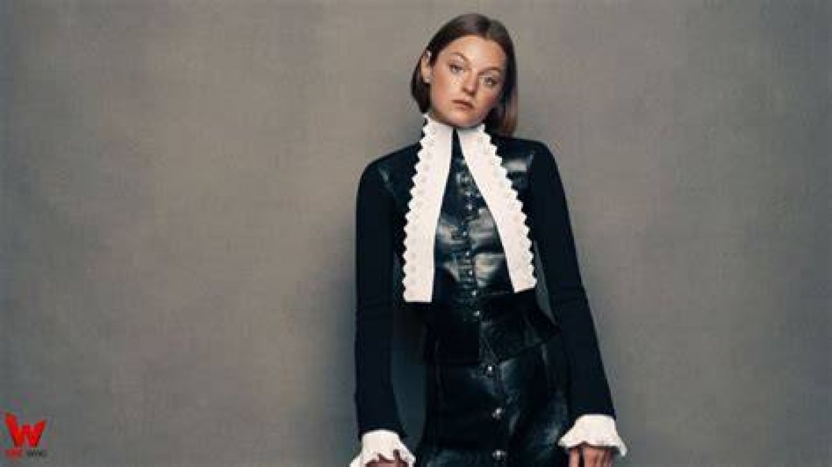 Emma Corrin Height, Weight, Age, Boyfriend, Family, Facts, Biography